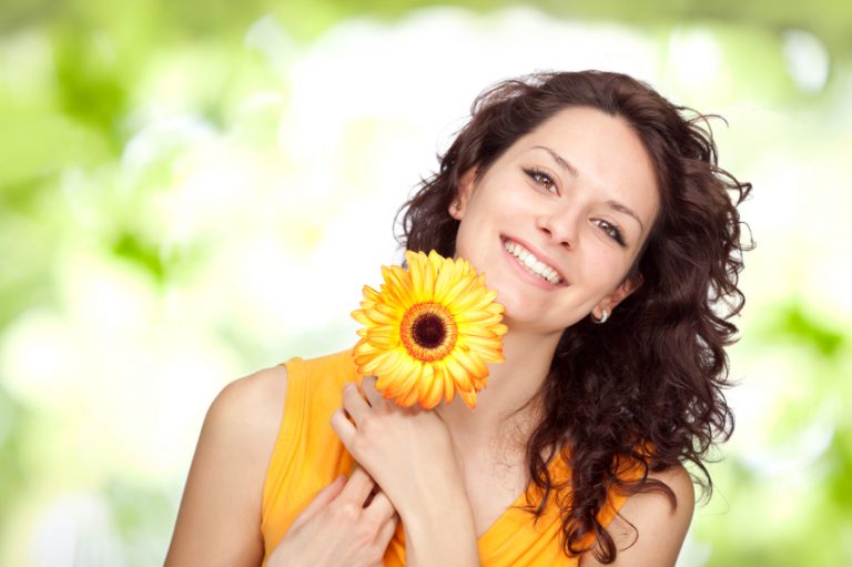 brunette girl with daisy flower