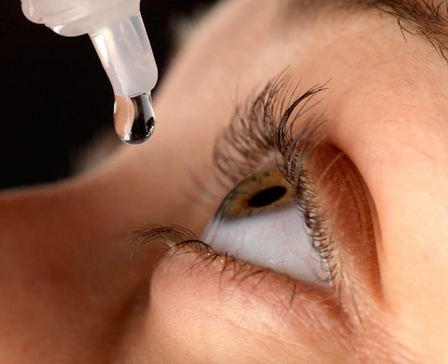 Está usando en exceso las gotas para los ojos para el ojo seco y está  desesperado por aliviarlo? - Los Angeles